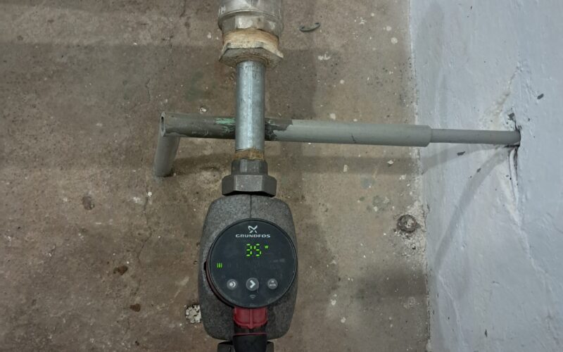 Mieszka I 21 nowoczesna pompa elektroniczna Grundfos w instalacji cyrkulacji ciepłej wody.